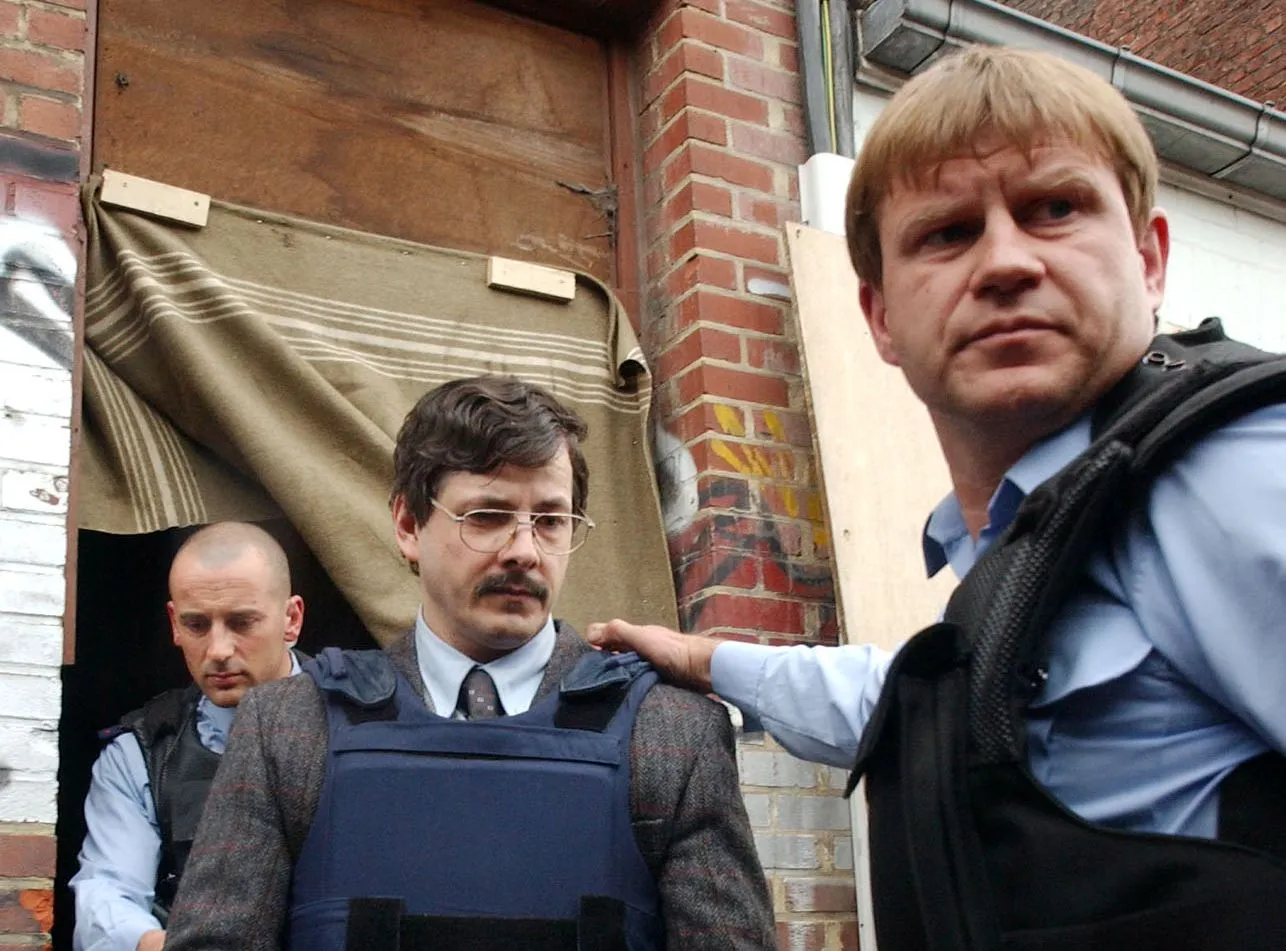 Marc Dutroux prowadzony przez policję