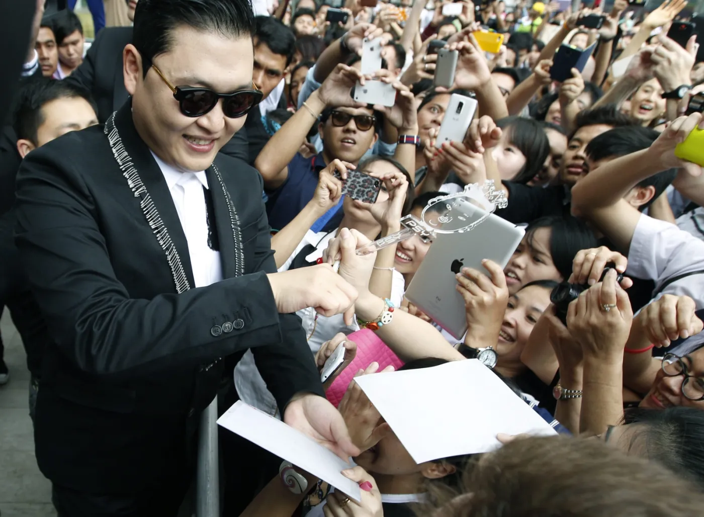 4349192-psy.jpg