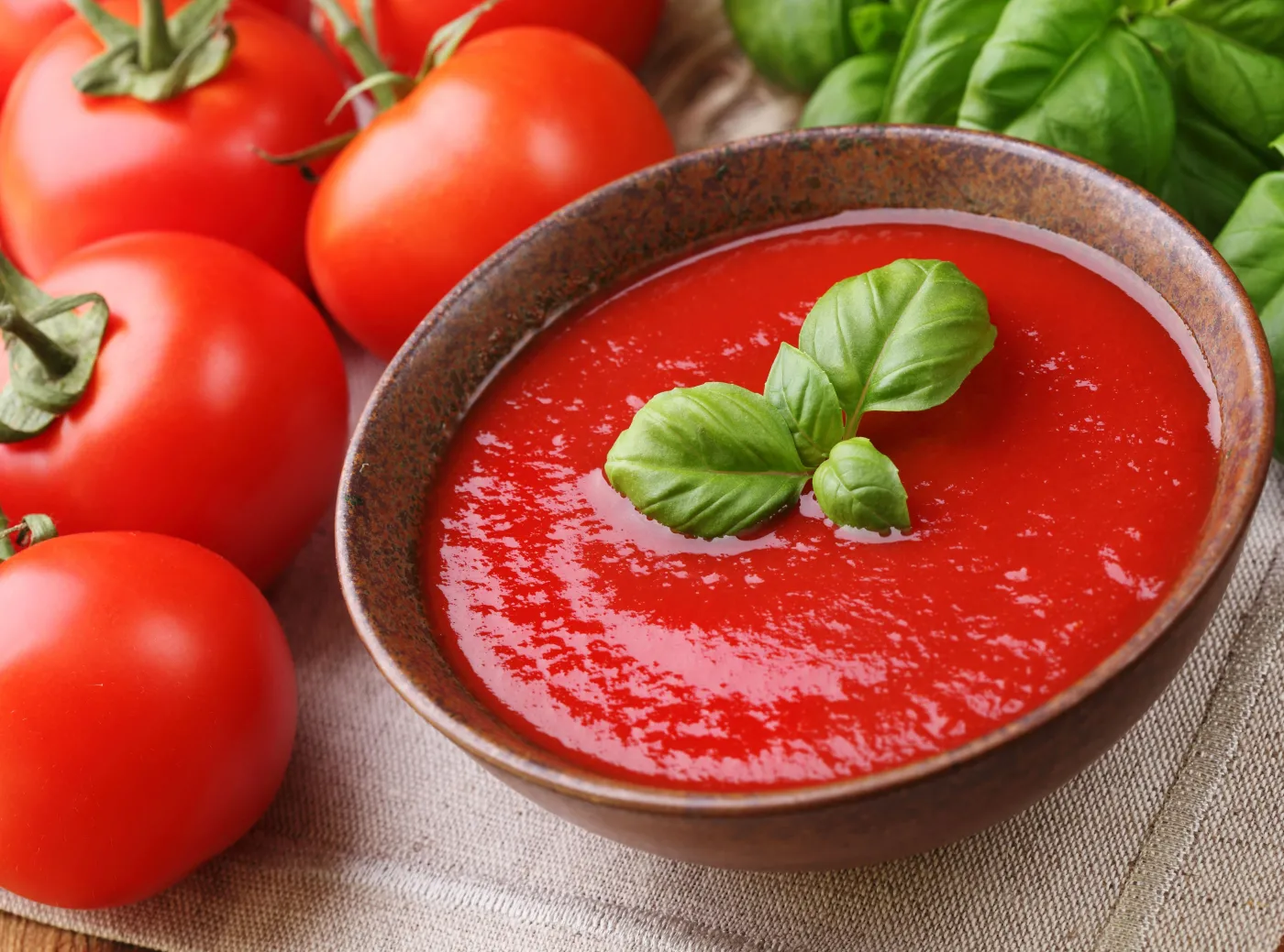 Zupa pomidorowa w jesiennej wersji rozgrzewającej.  Co do niej dodać?