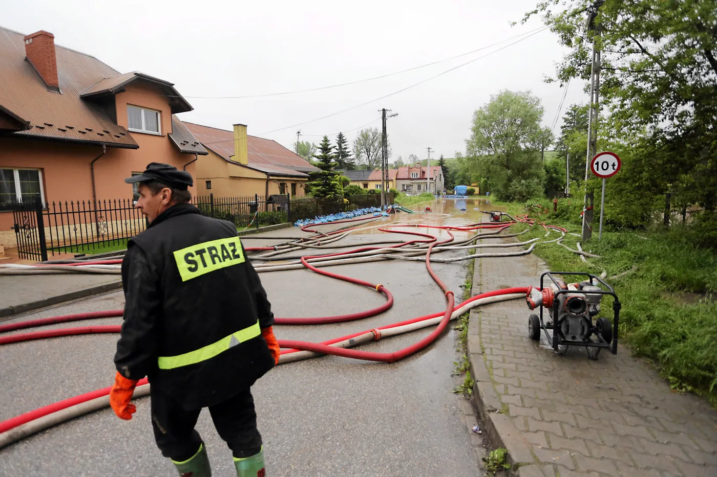 Straż pożarna wypompowuje wodę