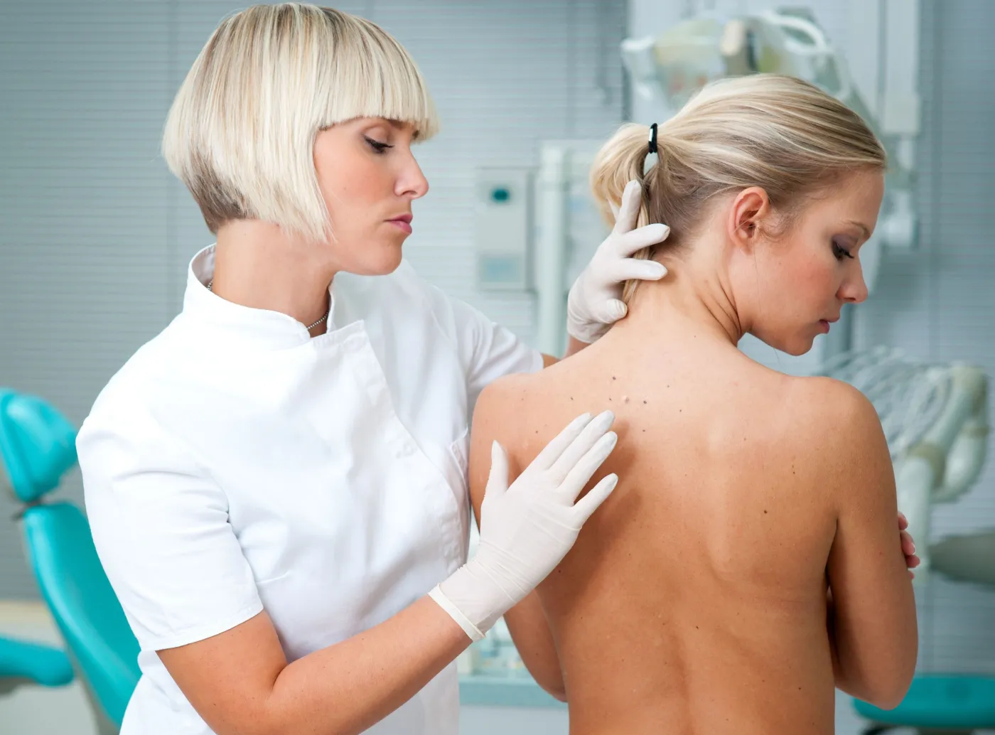 lekarz dermatolog bada pacjenta