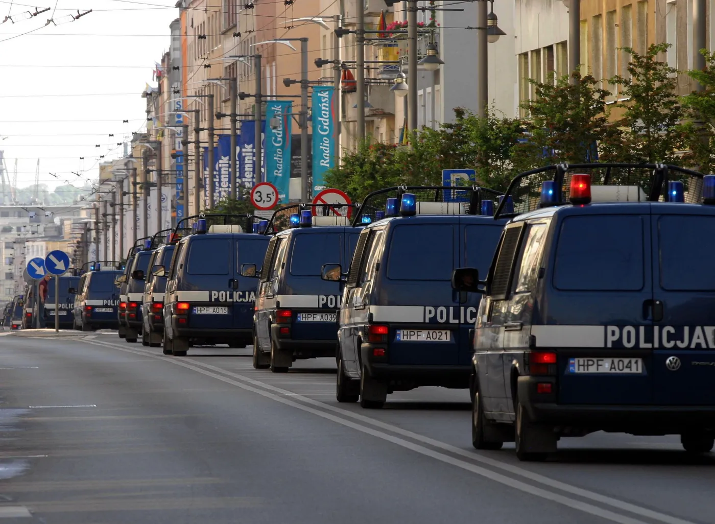 Radiowozy policji na ulicach Gdyni