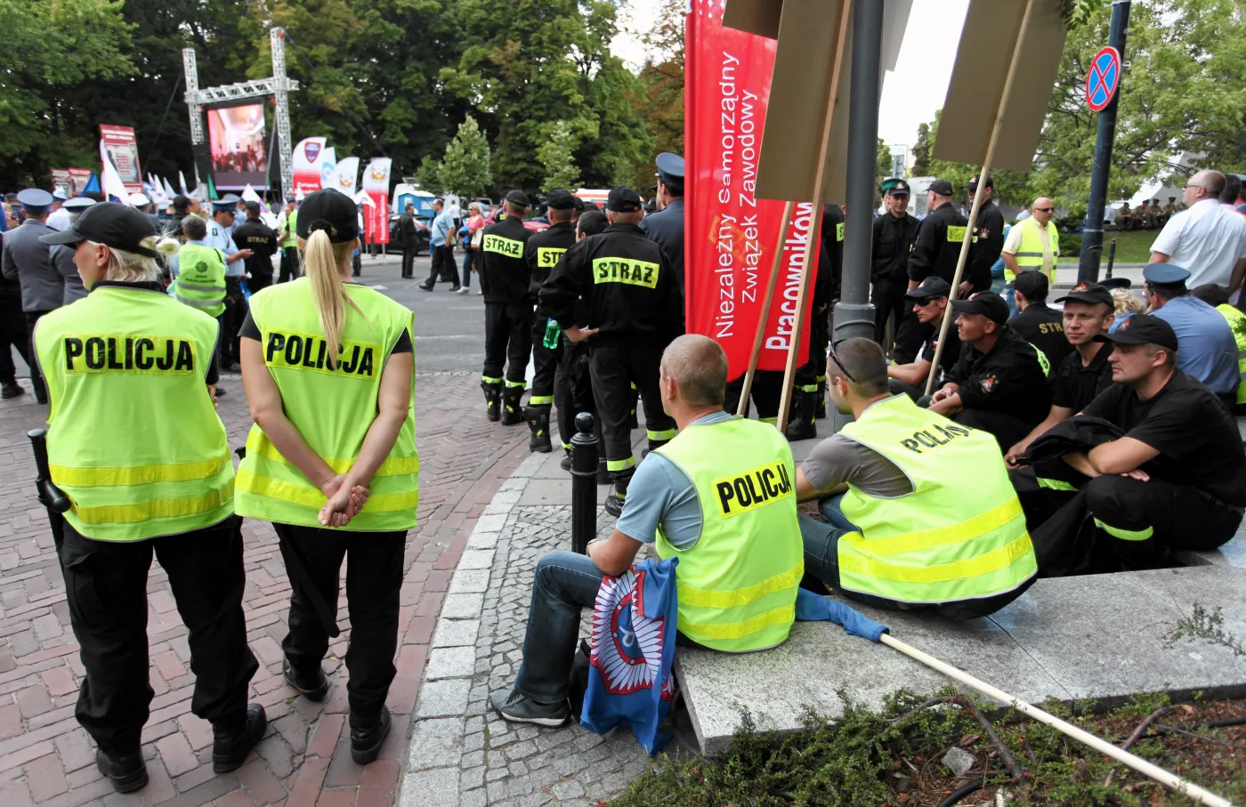 Pikieta pod Sejmem. Mundurowi chcą mieć zwolnienia płatne 100 procent