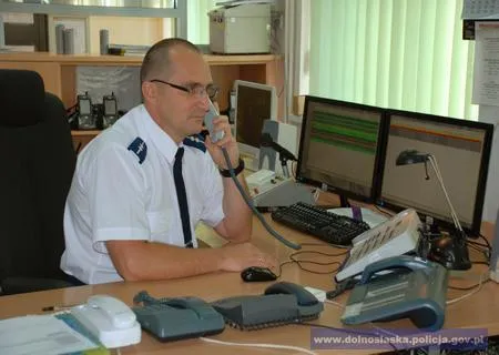 "Dziecko się sine robi!" Brawurowa akcja ratunkowa policjanta. NAGRANIE