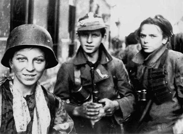 Powstańcy warszawscy w 1944 roku