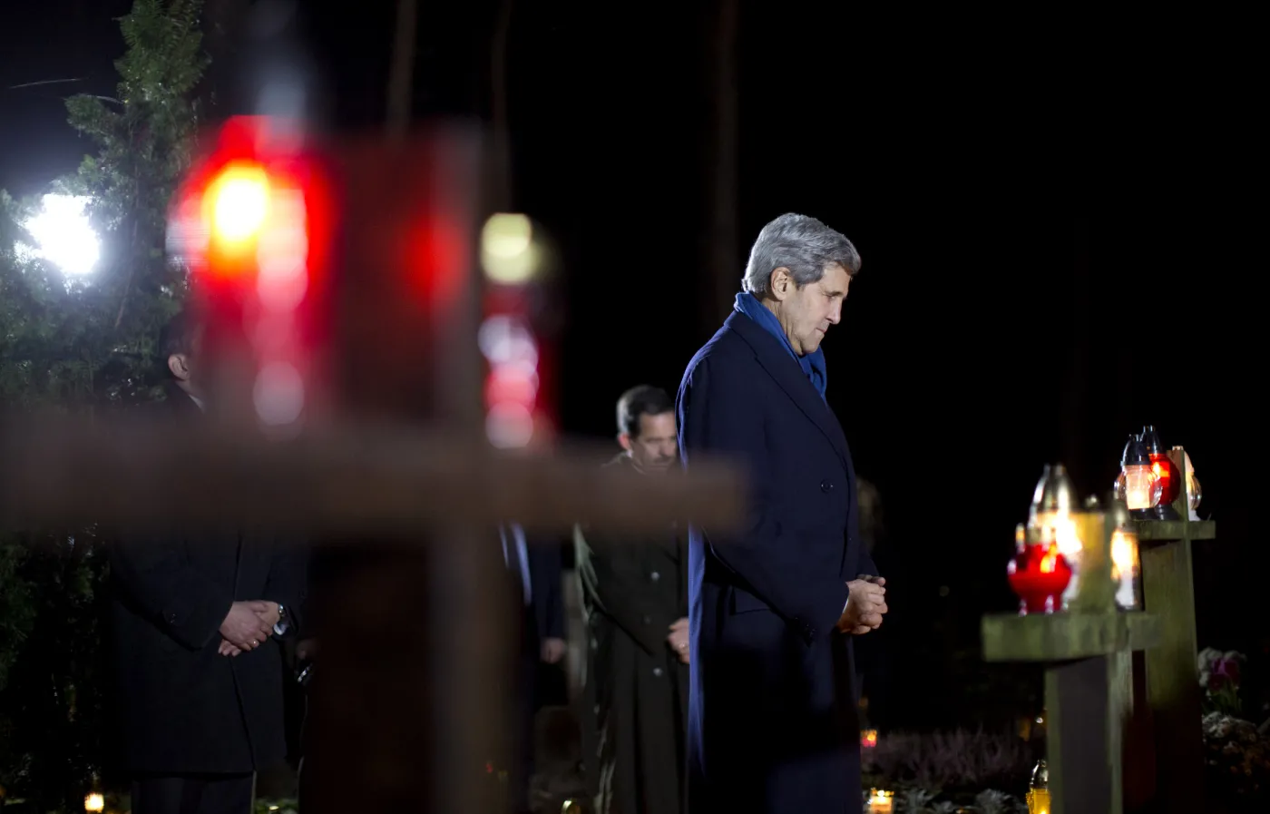 John Kerry na grobie Tadeusza Mazowieckiego