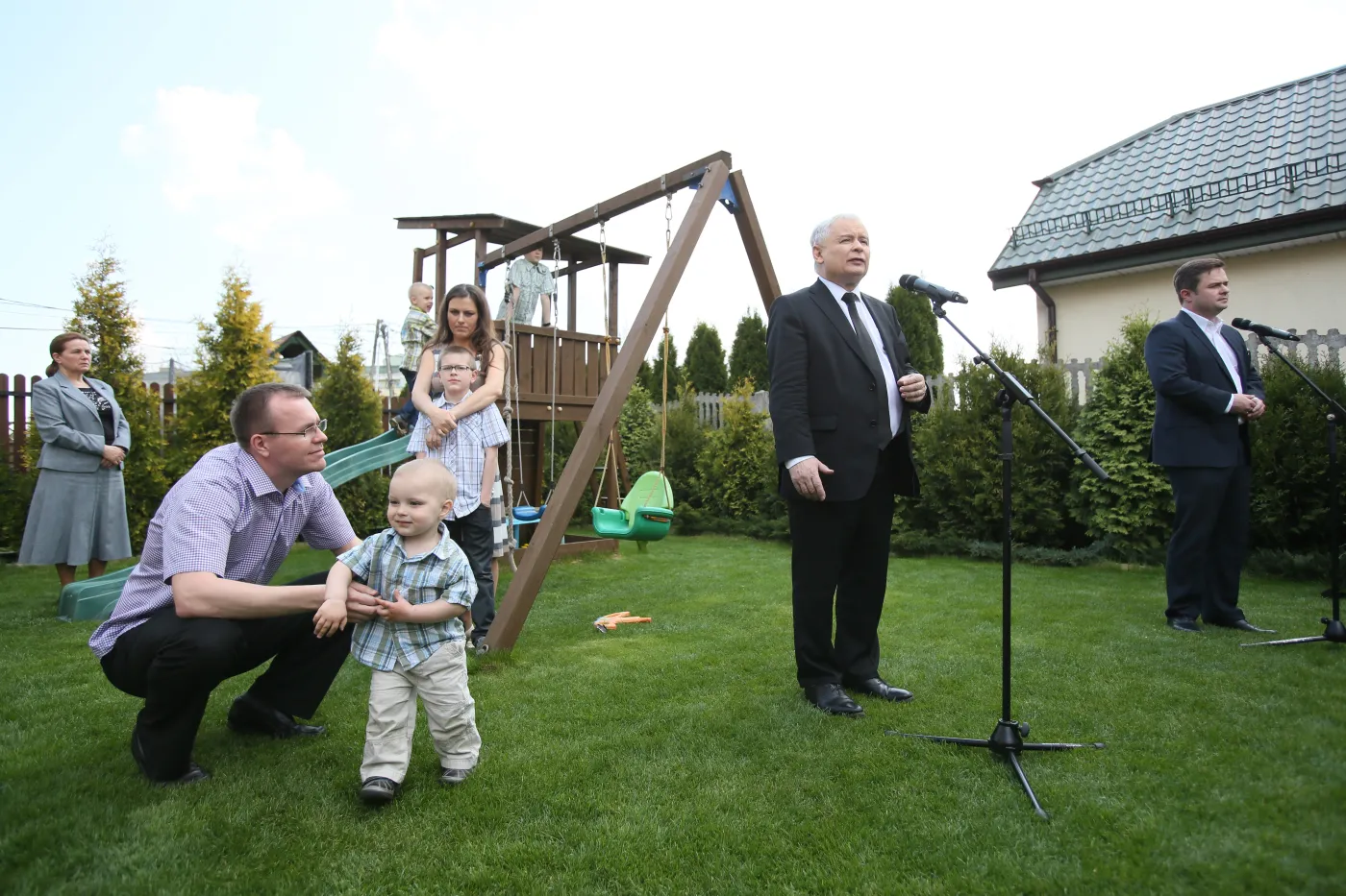 Jarosław Kaczyński na placu zabaw