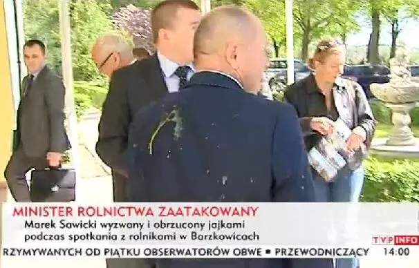 Minister rolnictwa obrzucony jajkami