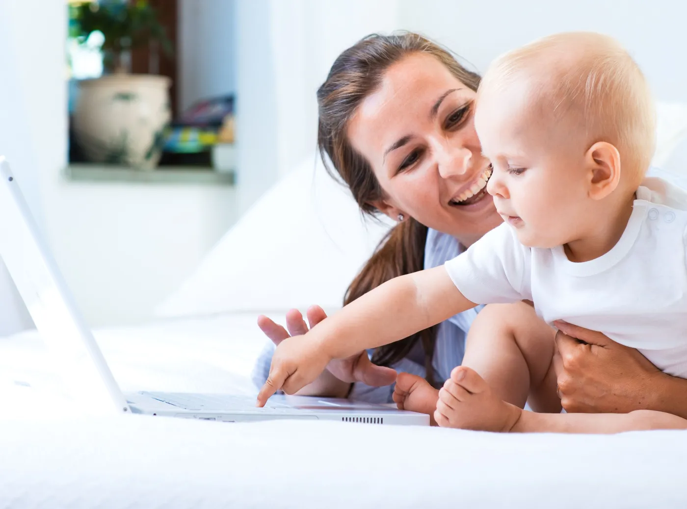 mama w pracy niemowlę laptop dziecko