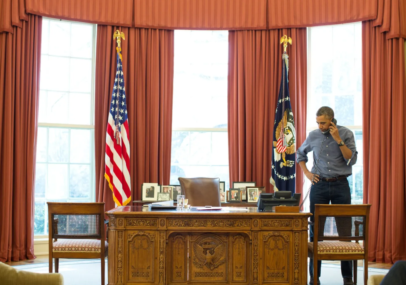 Barack Obama podczas rozmowy telefonicznej