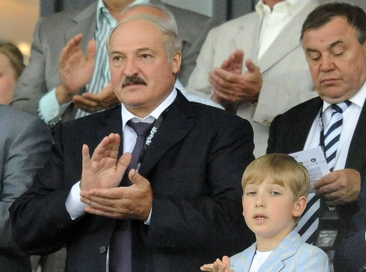 Aleksander Łukaszenka (z lewej)