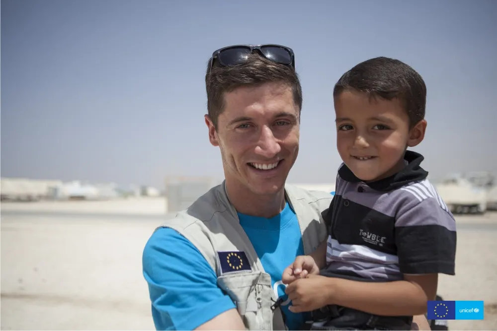 Robert Lewandowski użyczył swojego głosu dziecku z Syrii. ZDJĘCIA