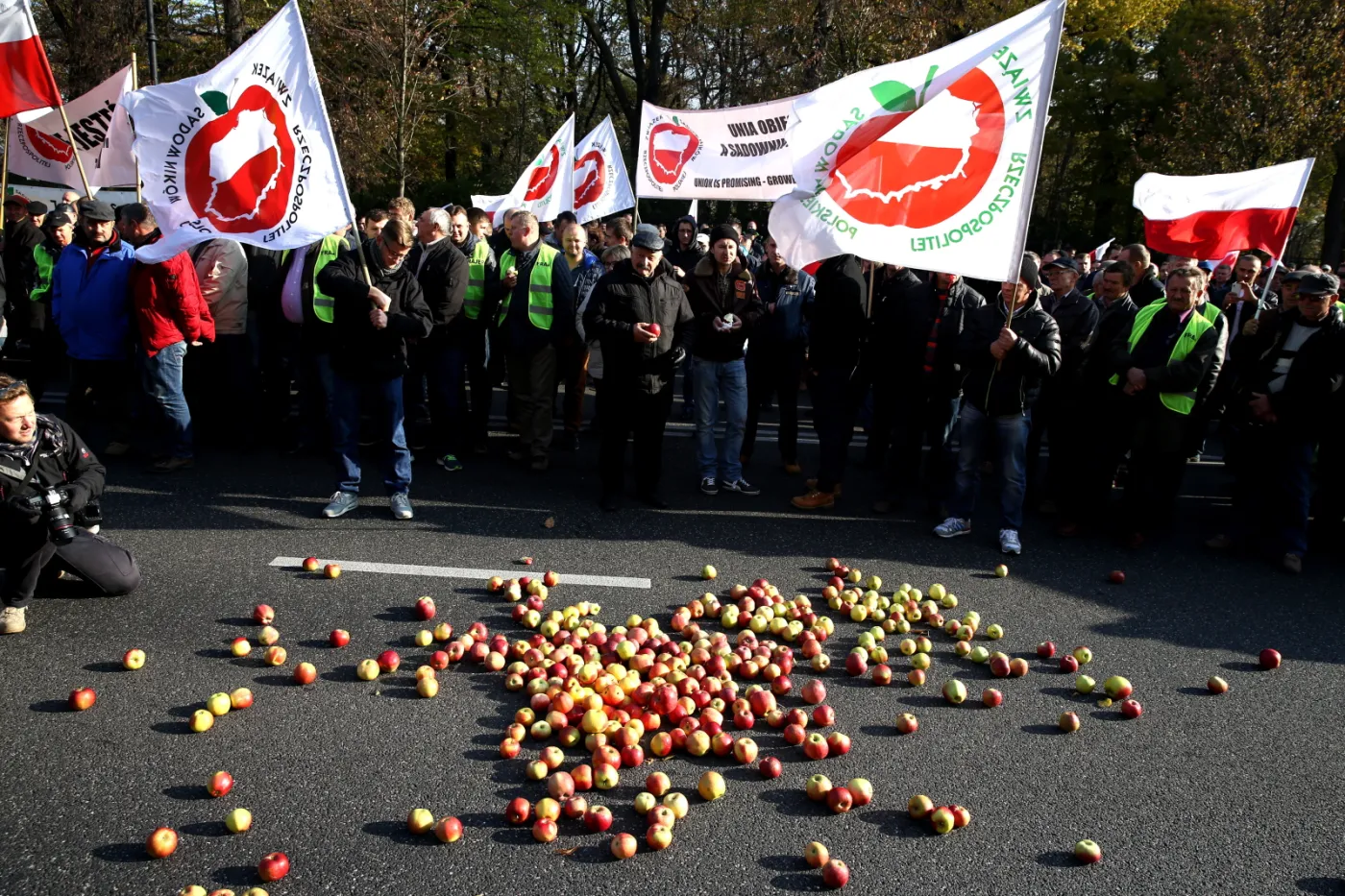 Sadownicy protestują. Wysypali jabłka przed Kancelarią Premiera. ZDJĘCIA