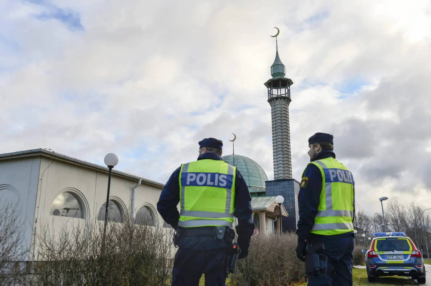 Policja przed meczetem w Uppsali