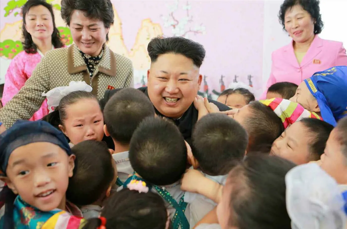 Kim Dzong Un odwiedza sierociniec