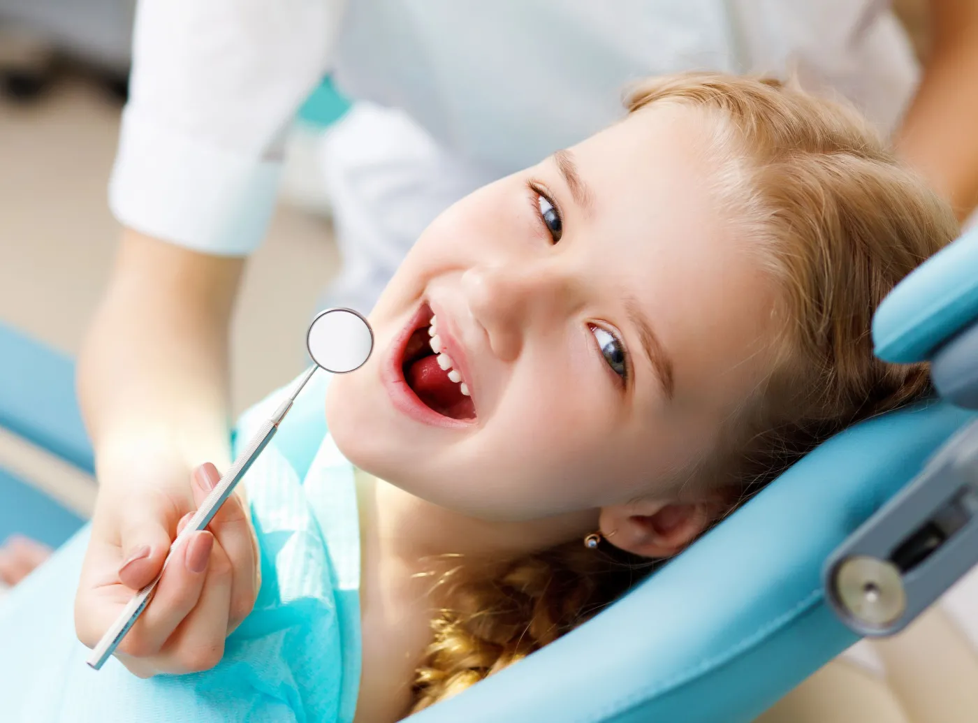Dziewczynka na fotelu dentystycznym