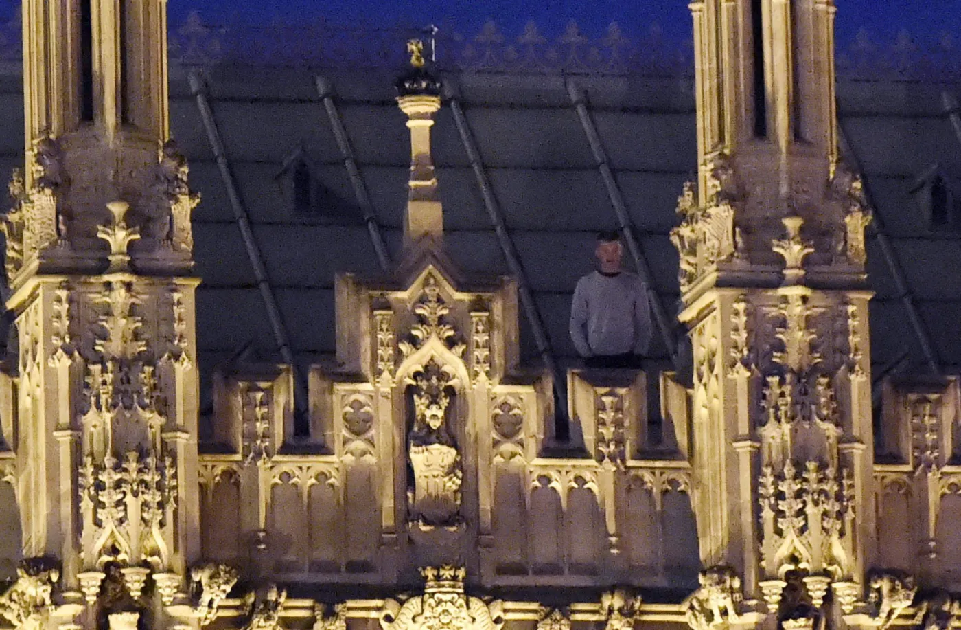 Intruz na dachu brytyjskiego parlamentu. Spędził tam noc