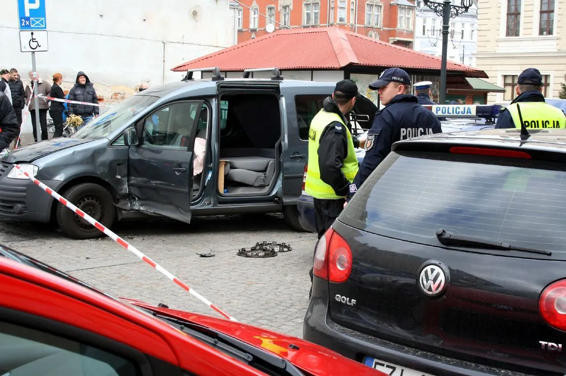 Pościg policji w Świebodzinie. Zdemolowane radiowozy na WIDEO i ZDJĘCIACH