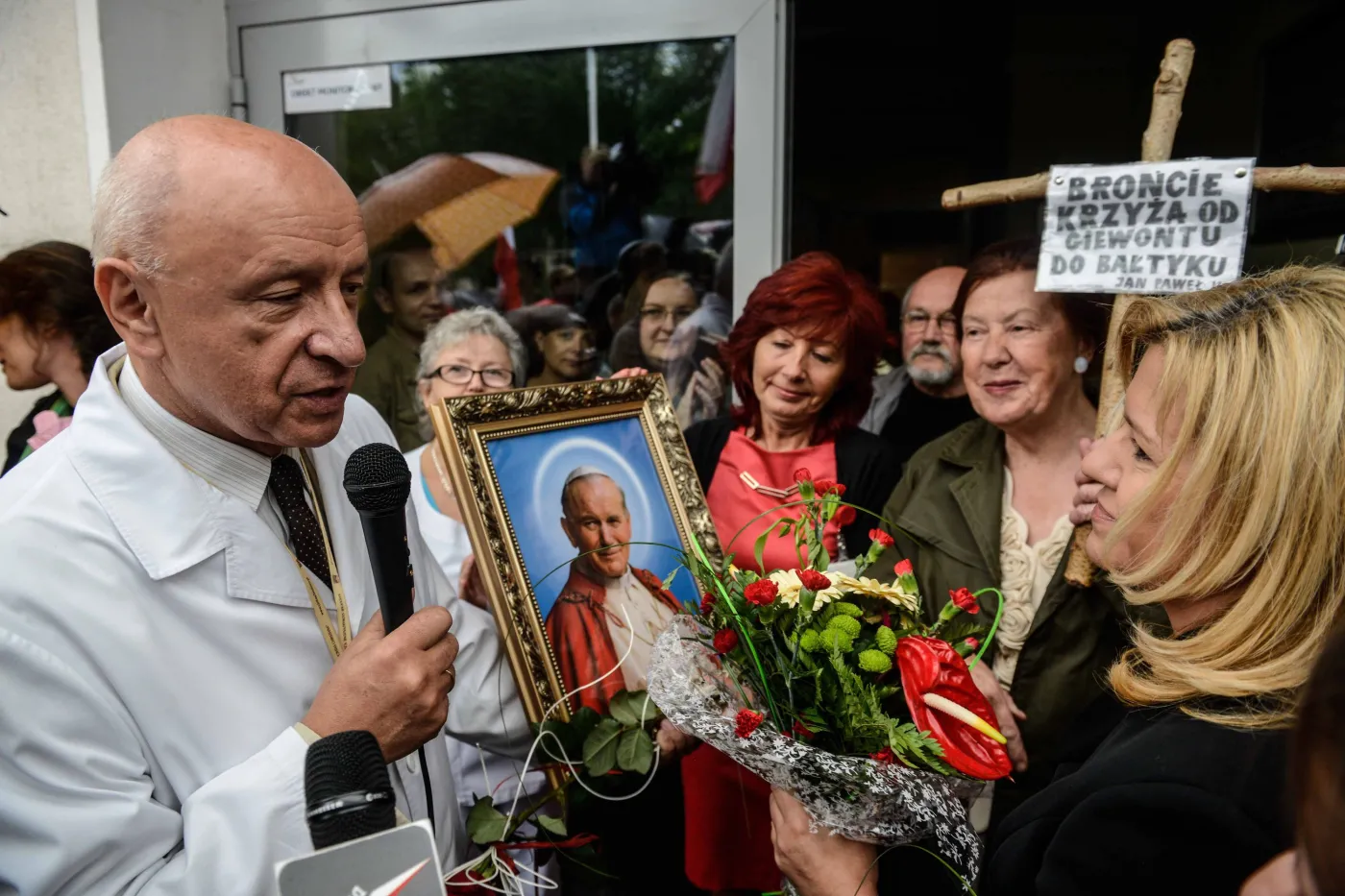 Pof. Bohdan Chazan wśród swoich obrońców przed szpitalem Świętej Rodziny w Warszawie