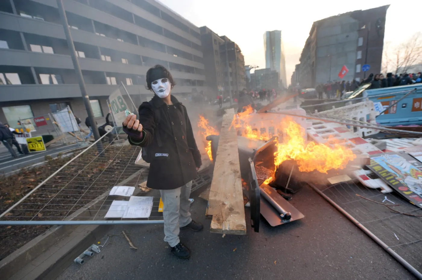 Zadyma we Frankfurcie nad Menem. Antykapitaliści protestują przed EBC. ZDJĘCIA