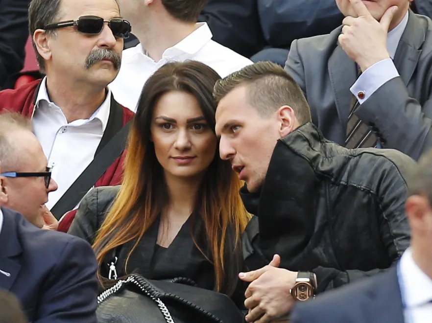 Operacja nosa się opłaciła. Dziewczyna Arka Milika przyciąga fotografów jak magnes