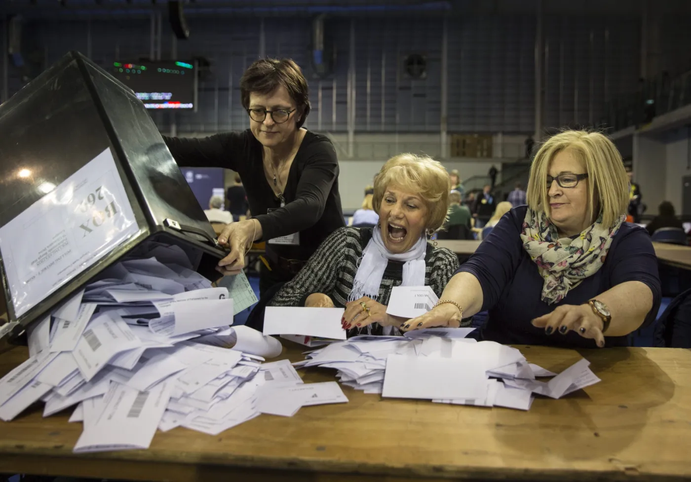 Exit polls: Konserwatyści Davida Camerona triumfują w wyborach w Wielkiej Brytanii