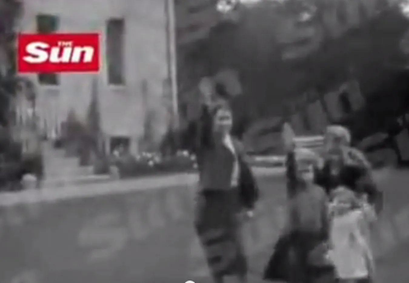 Elżbieta II i nazistowskie pozdrowienie