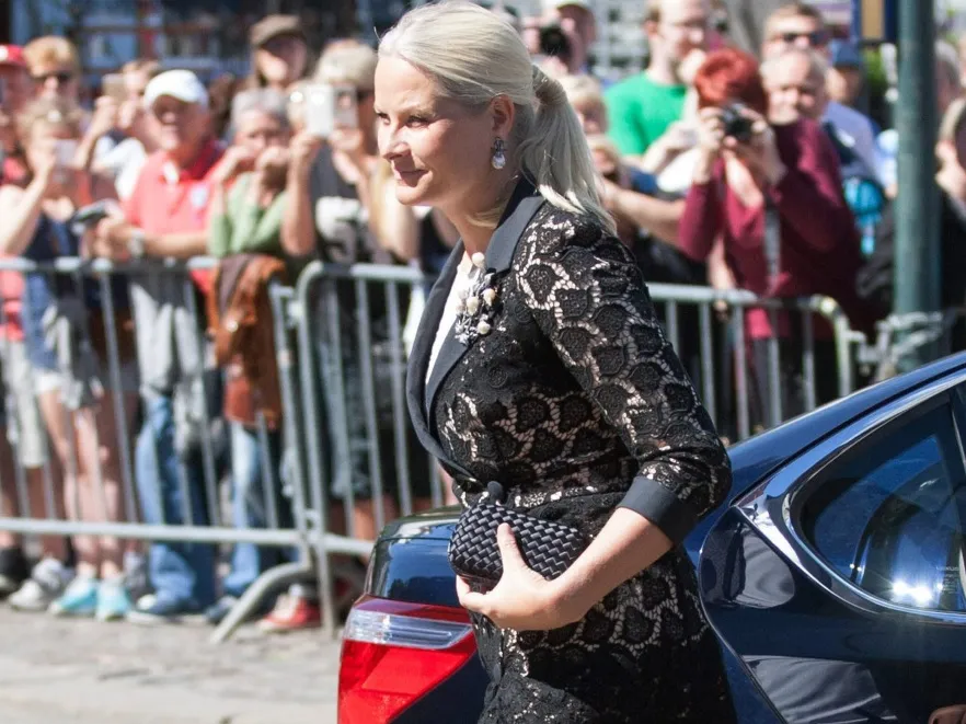 To nie było eleganckie: księżna Norwegii na obchodach rocznicy zamachu