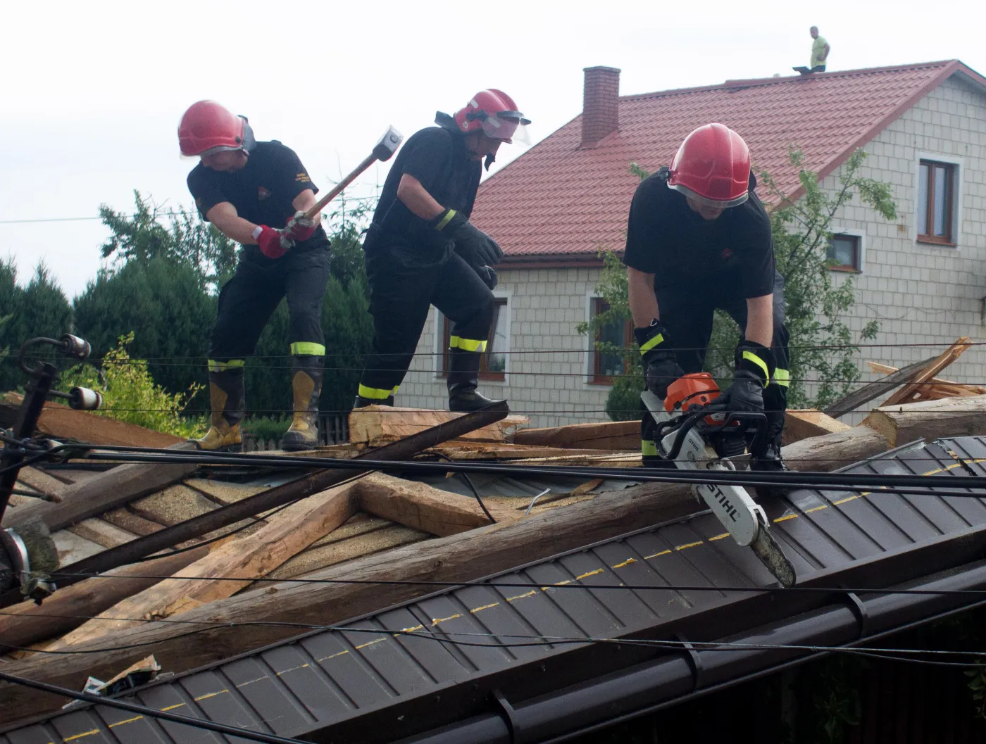 Strażacy pomagają ofiarom burz