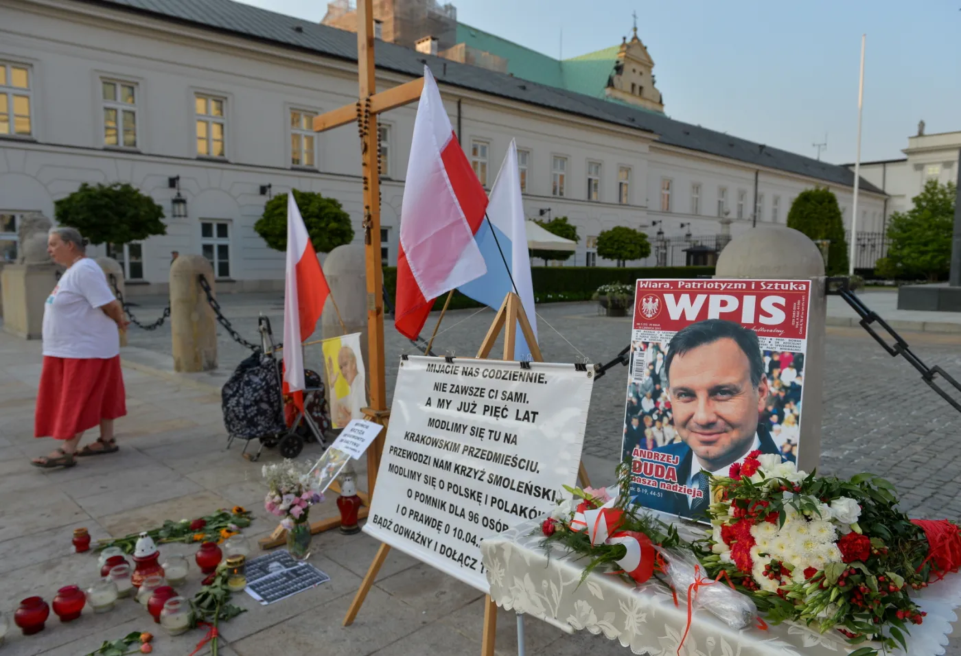 Krzyż przed Pałacem Prezydenckim