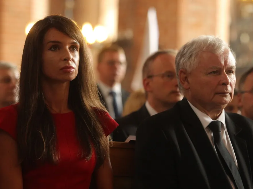 Mistrzyni poker face: Marta Kaczyńska jak dama kier na obchodach "sierpnia"