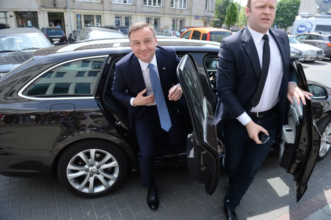 Andrzej Duda wysiada z limuzyny