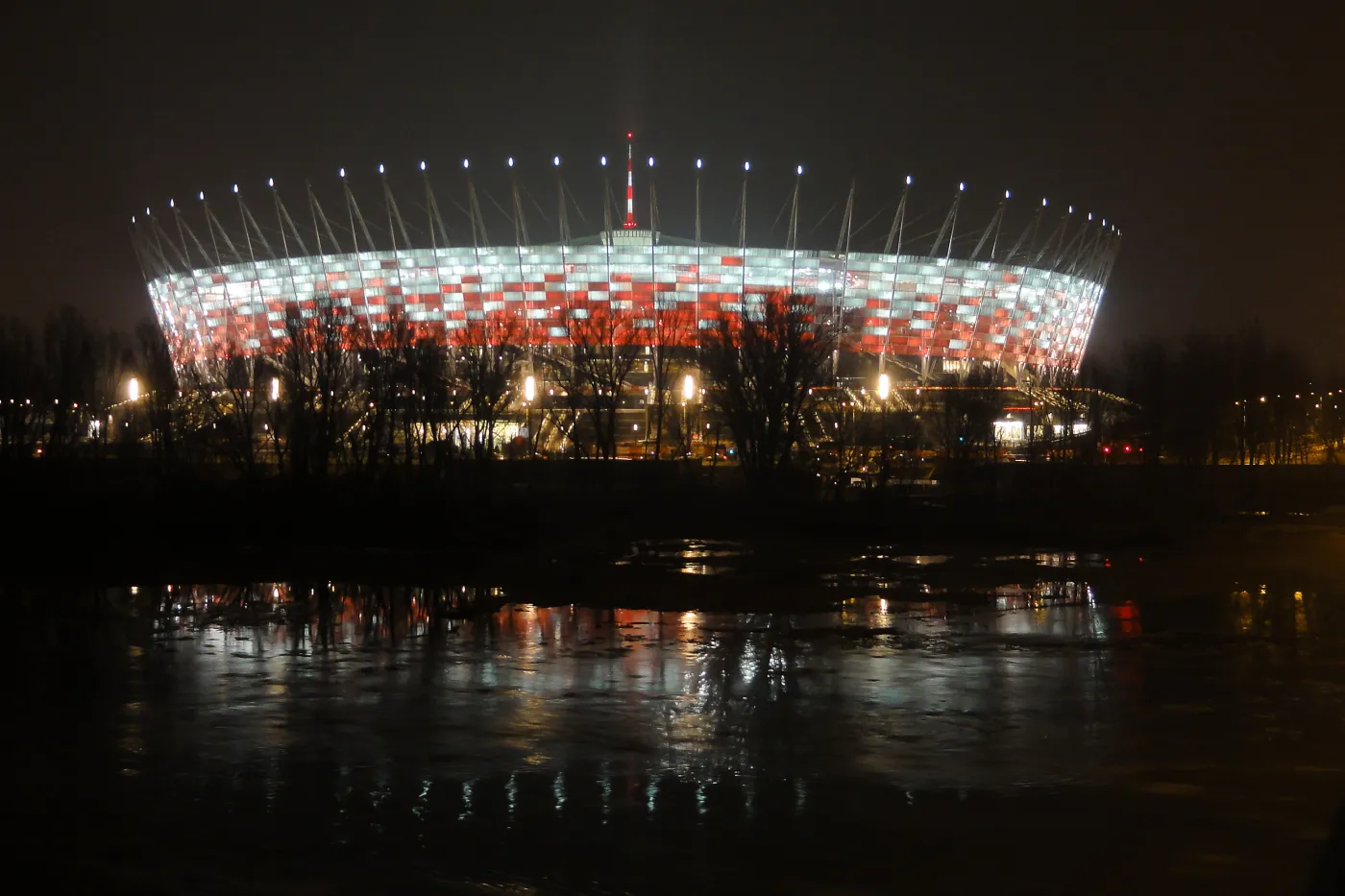 Stadion Narodowy w Warszawie nocą