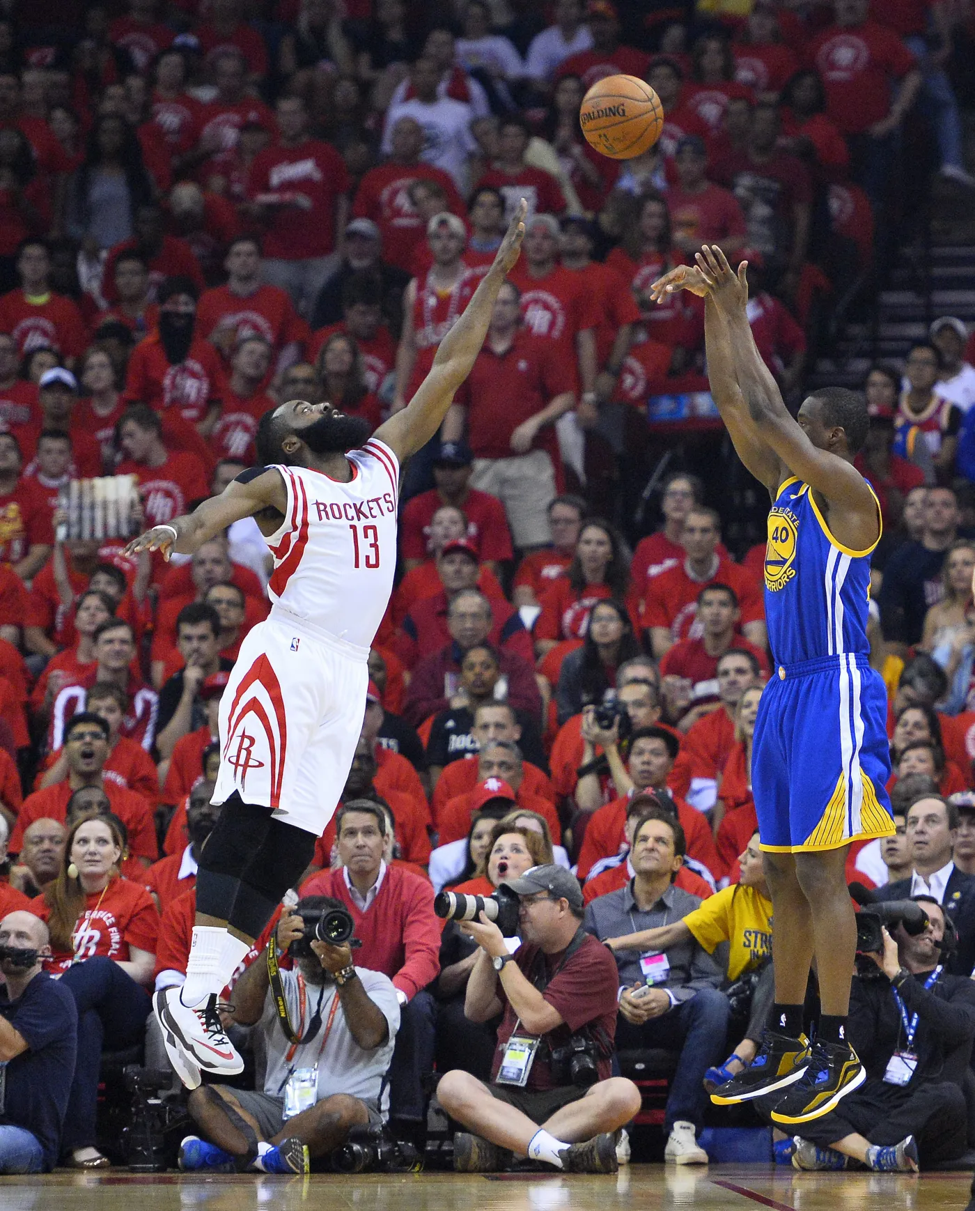 Liga NBA: 45 punktów Hardena utrzymało Rockets w walce o finał