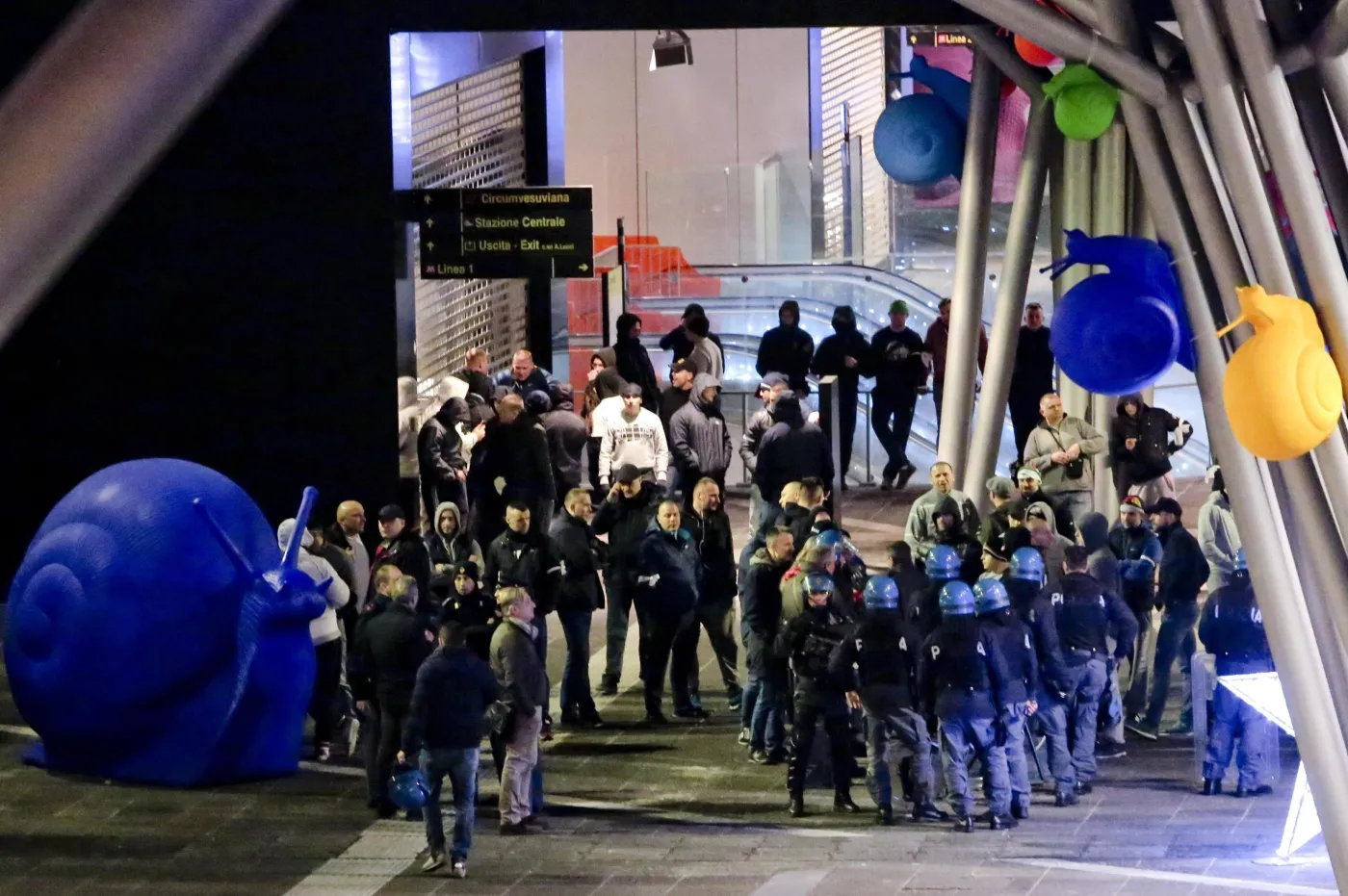 Liga Europy: Siedmiu pseudokibiców Legii rannych w Neapolu. 60 zatrzymanych. WIDEO
