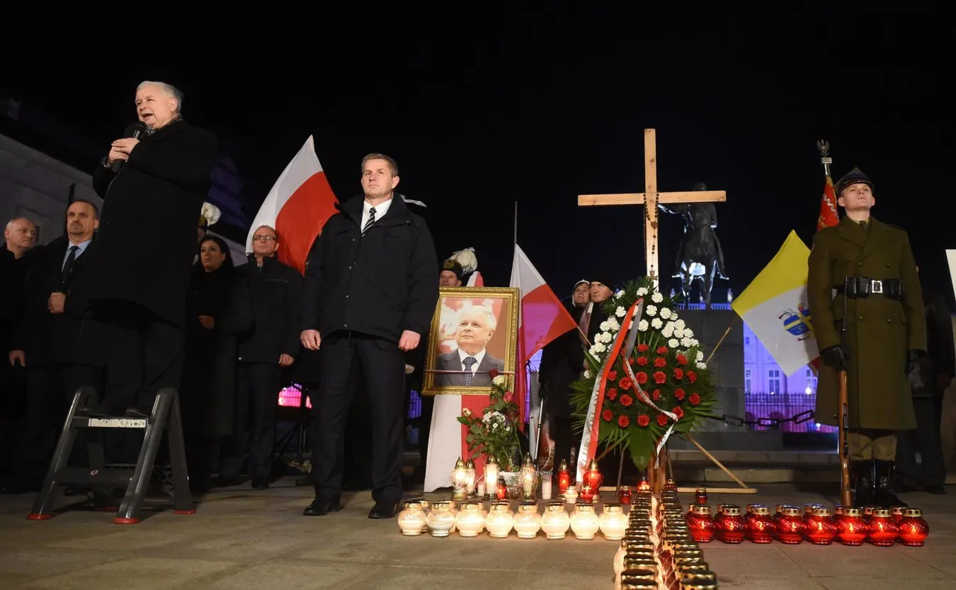 Polityk PiS przekonuje: Miesięcznica katastrofy smoleńskiej to nie jest partyjna uroczystość. ZDJĘCIA