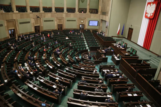 Kolejna kontrowersyjna nowelizacja. PiS skasował artykuł, opozycja grzmi: Kolesiostwo!