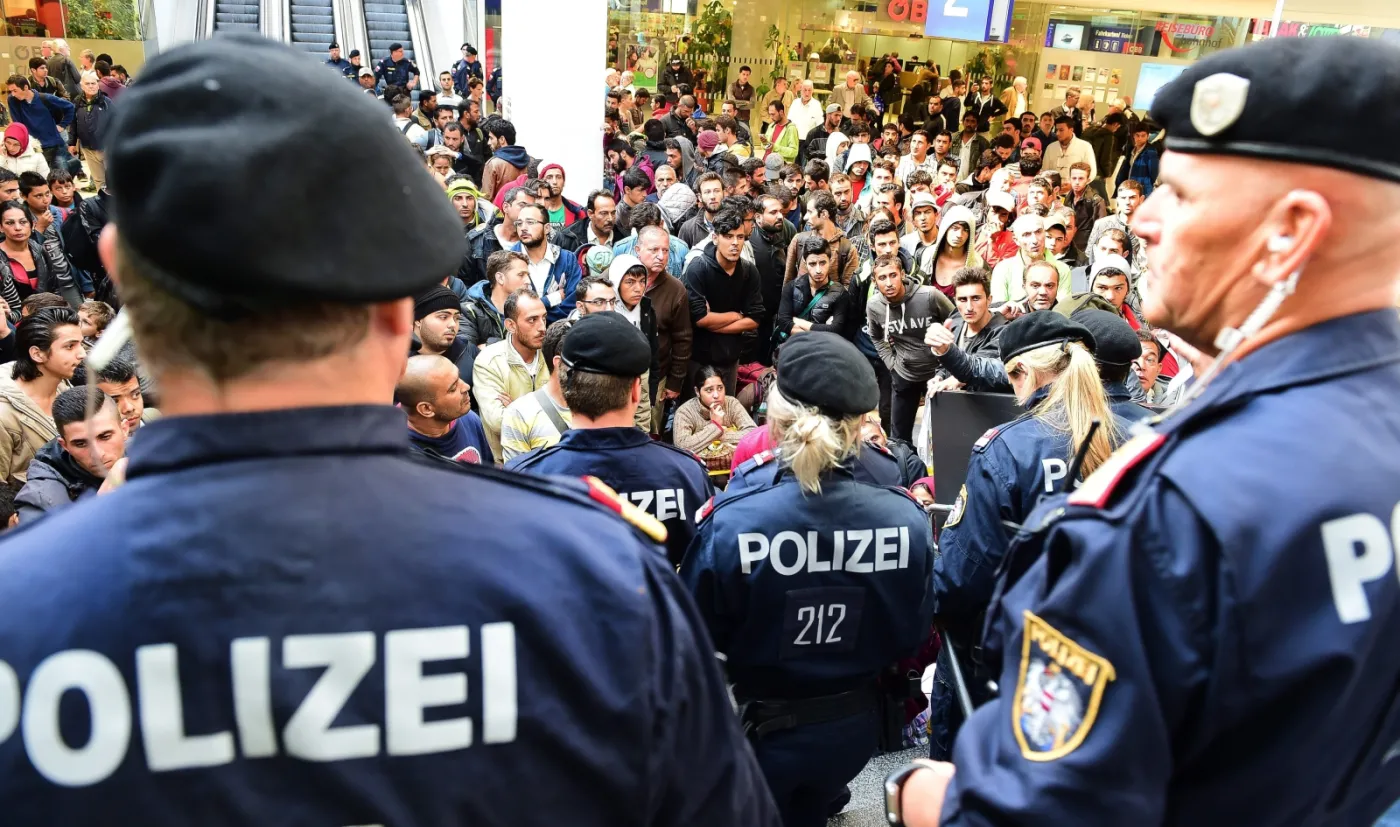 Imigranci na dworcu w Salzburgu