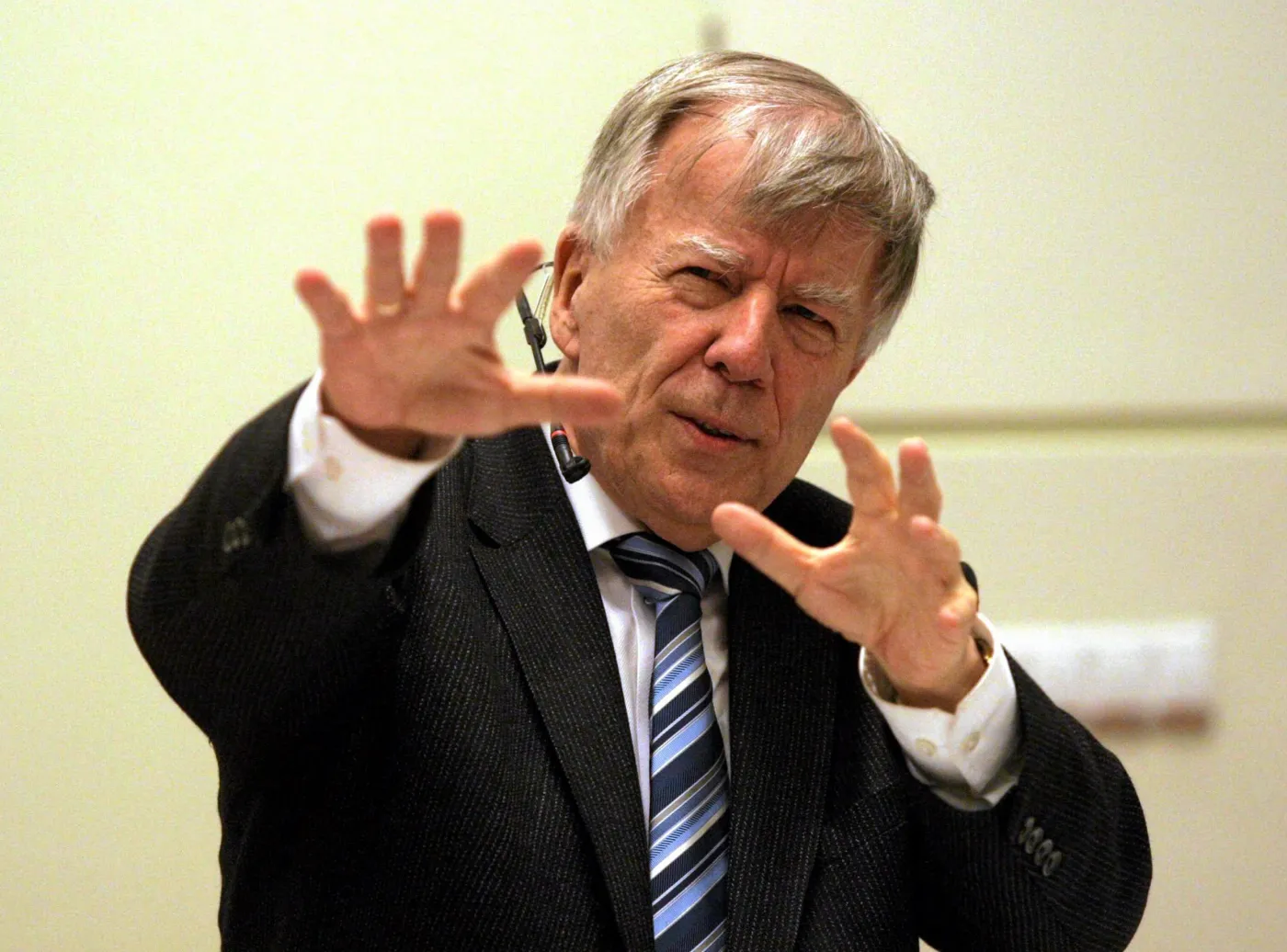 Prof. Jan Miodek podczas wykładu