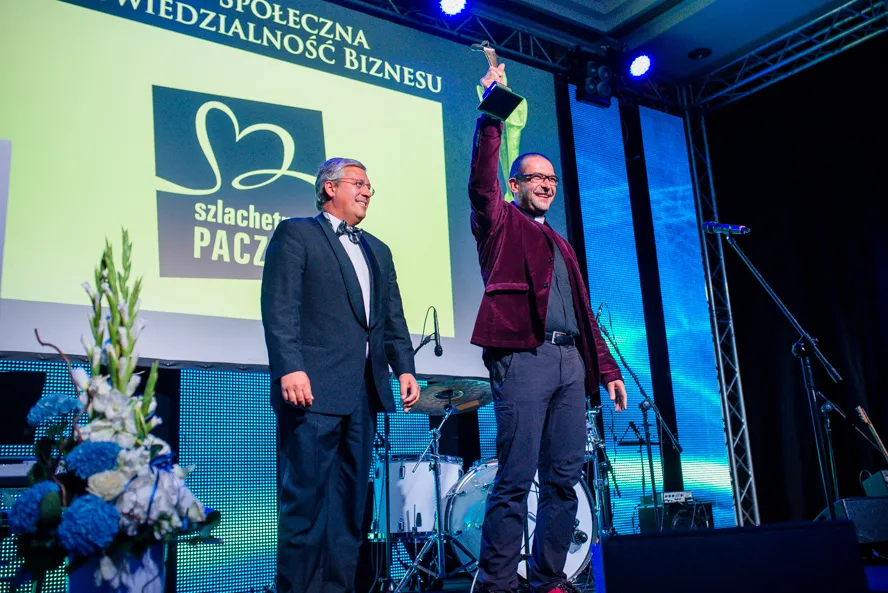 Ks. Jacek Stryczek ze statuetką (Fot.  MM Conferences Polska)