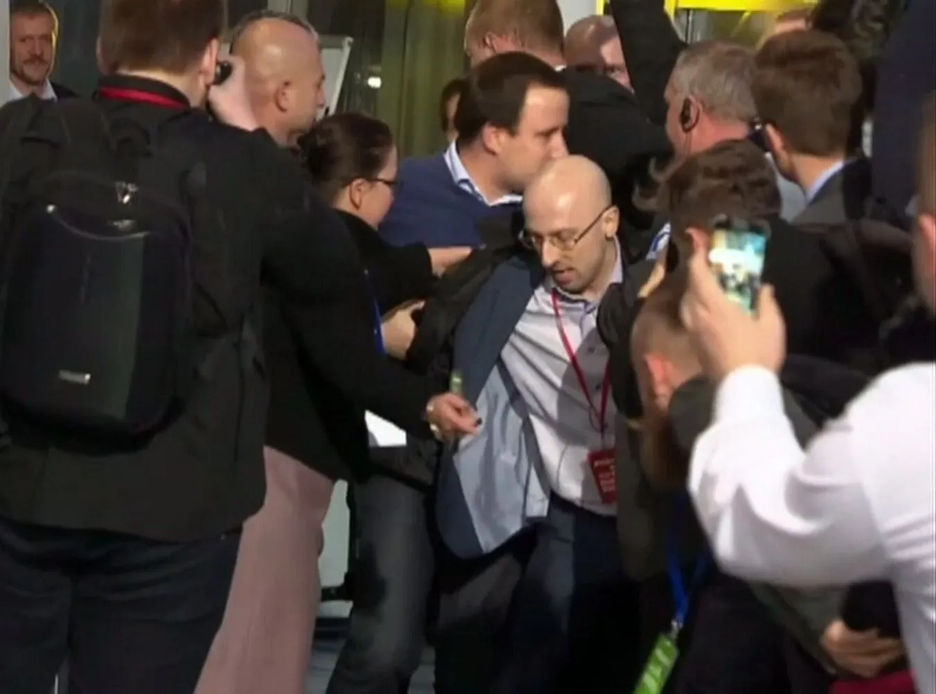 Przepychanki przed siedzibą TVP