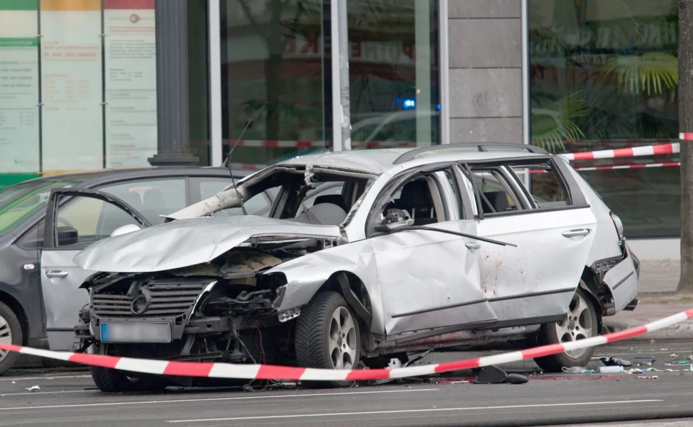 Zniszczony samochód po eksplozji