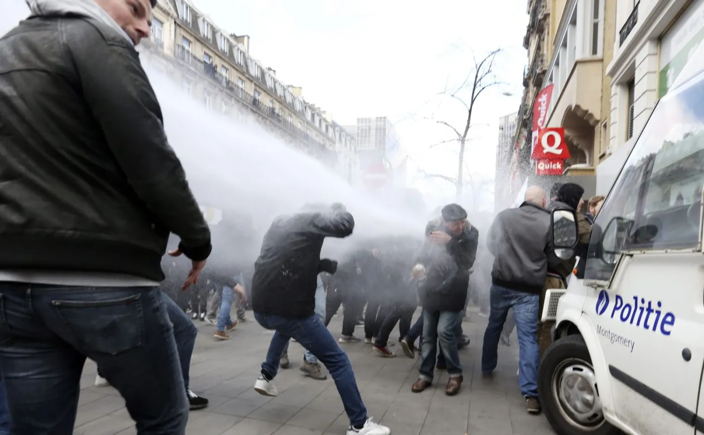 Bitwa z policją w centrum Brukseli. Armatki wodne i hitlerowskie pozdrowienia [ZDJĘCIA]