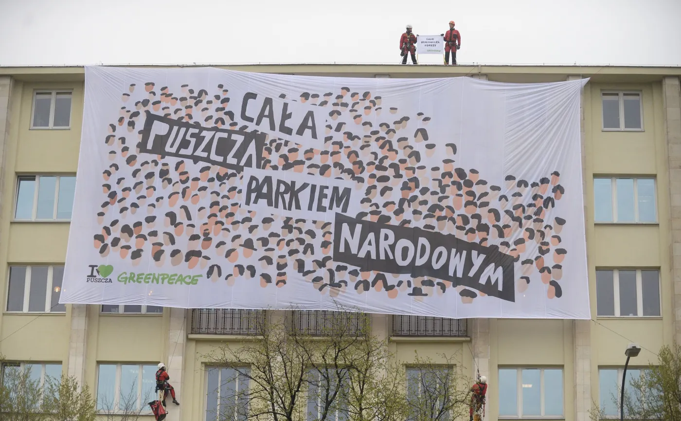 Ekolodzy na budynku resortu środowiska