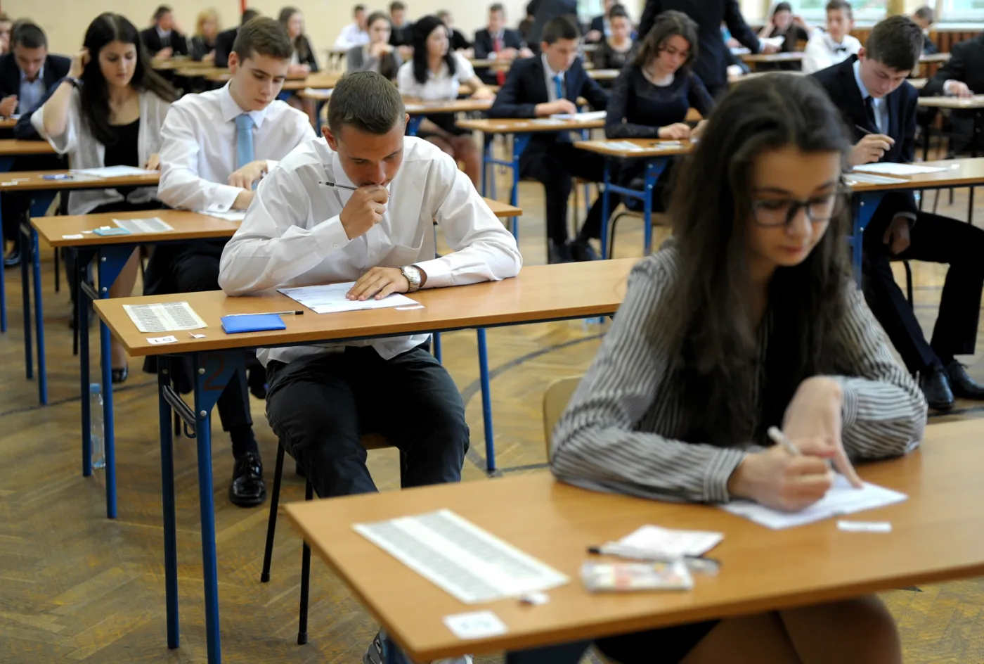 Gimnazjaliści podczas egzaminu