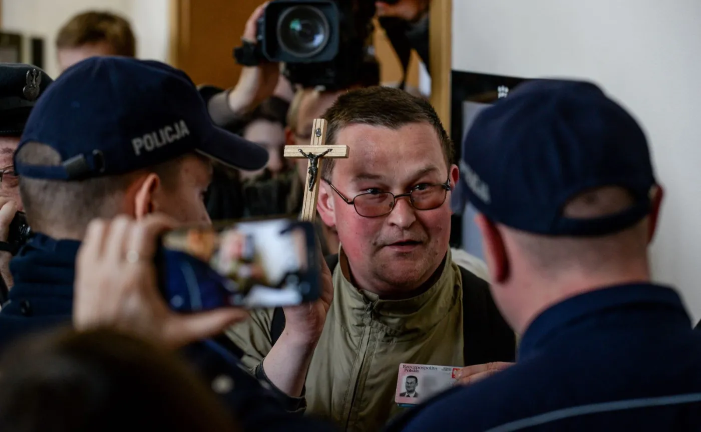 Publiczność na korytarzu w Sądzie Okręgowym w Warszawie