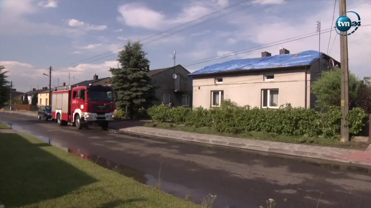 Wichura zrywa dachy i linie energetyczne