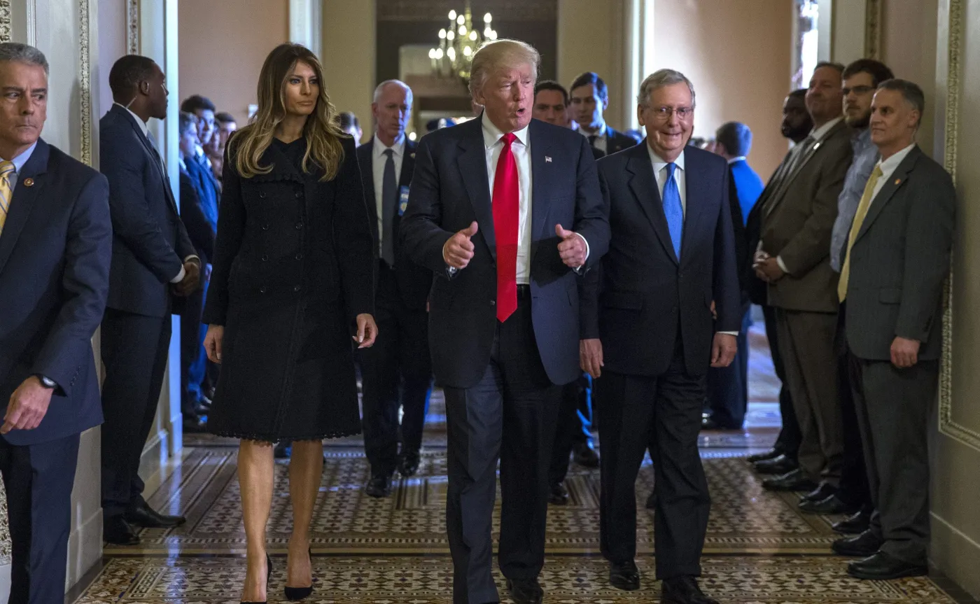 Donald Trump z żoną i współpracownikami
