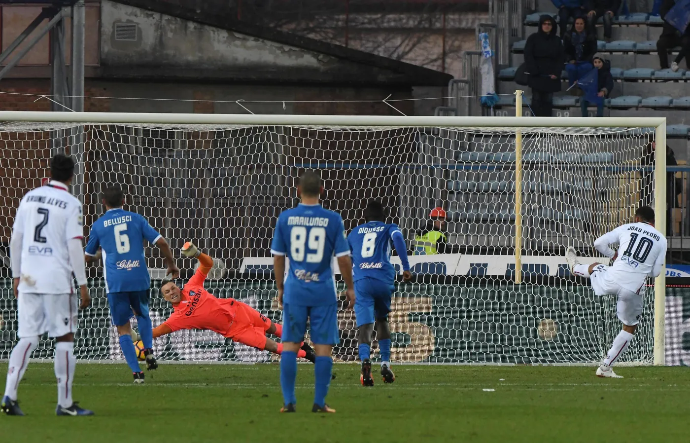 Liga włoska: Skorupski obronił rzut karny. Empoli wygrało z Cagliari 