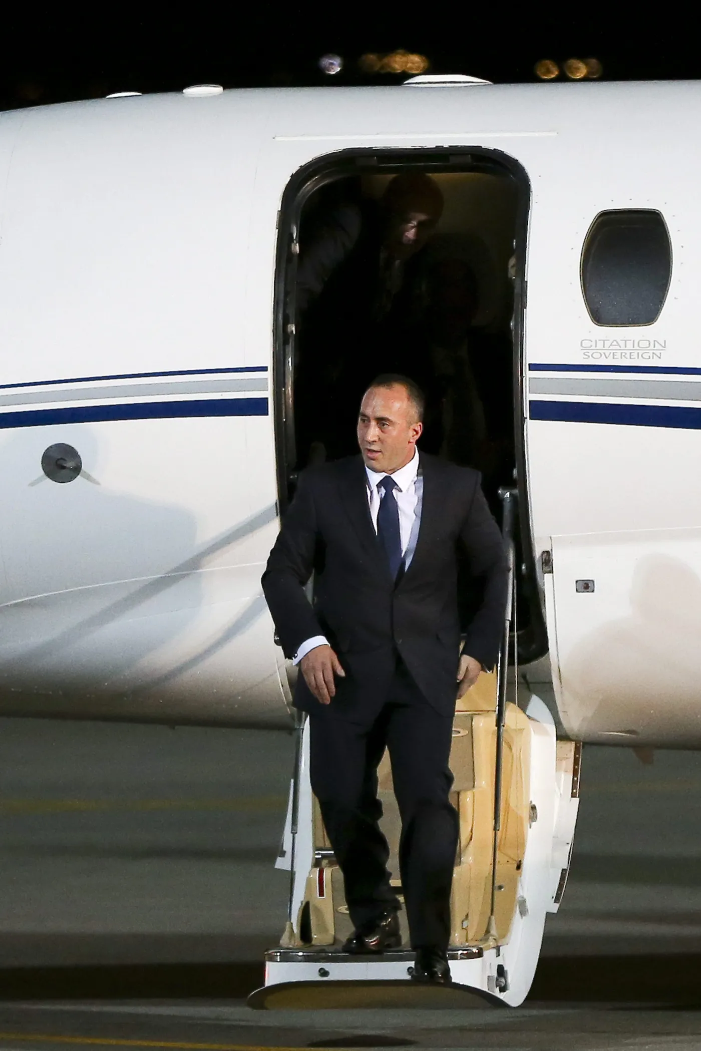 Ramush Haradinaj wysiada z samolotu